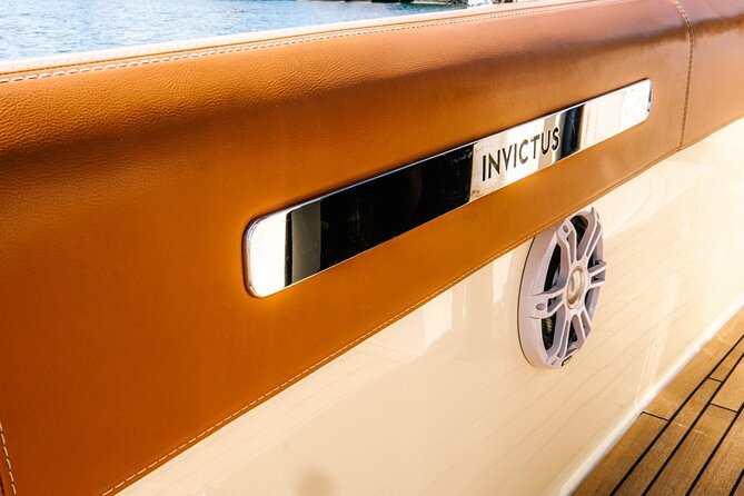 1H Luxury Cruise Como Lake Tender Yacht Invictus 9 Pax - The guides and the style of commentary