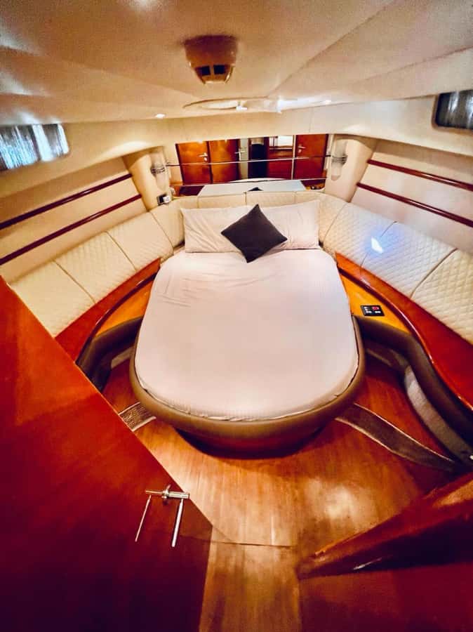 50 feet Private Luxury Yacht Tour In Dubai Marina - Crew service and what the feedback tells you