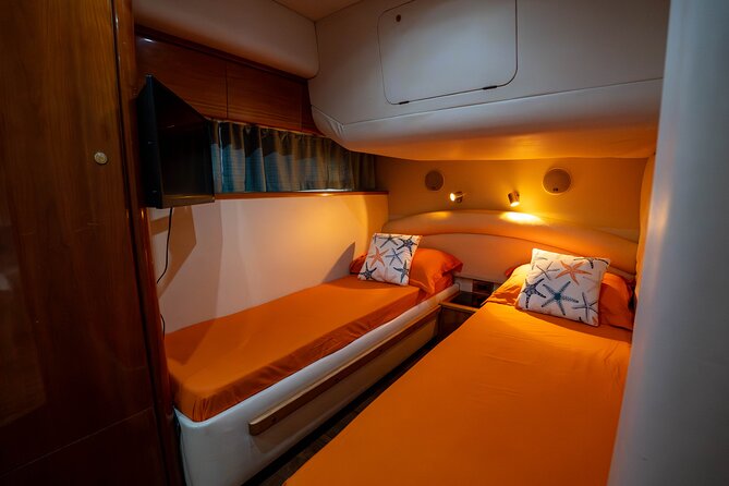 70ft + Free Hour | Miami Yacht Rental | 3 to 8 Hours | 13 ppl - The boat, restroom, and onboard comfort