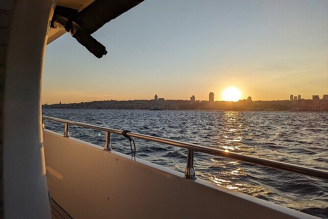 Afternoon Bosphorus Cruise Luxury Yacht with Professional Guide - Anadolu Hisarı and Küçüksu Pavilion