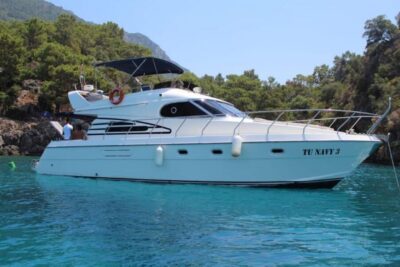 Private Yacht Tour with 3 Swim Stops and a Meal
