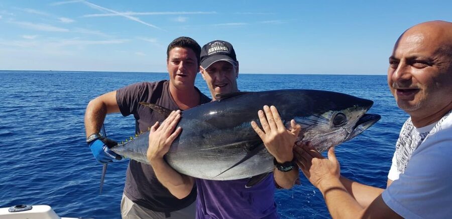 Barcelona: Privat fishing trip in a yacht - Fishing the Maresme Coast at 30 to 50 meters