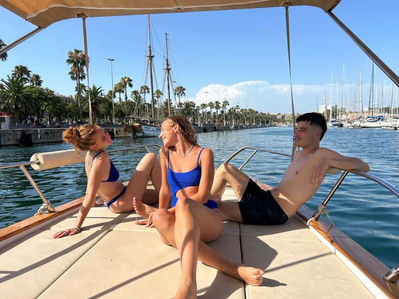 Barcelona: Private Classic Yacht Tour with Drinks - Sailing past the Barcelona skyline