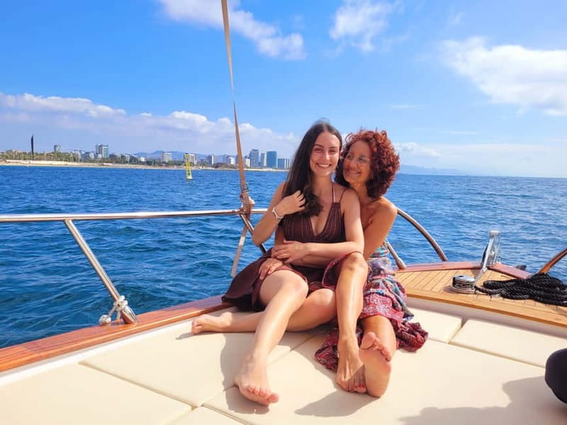 Barcelona: Private Classic Yacht Tour with Drinks - A comfortable boat for a small private group