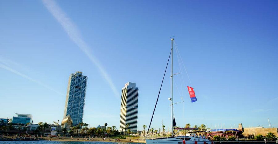 Barcelona: Private Yacht Sailing Tour - Snacks and drinks that make the time easy