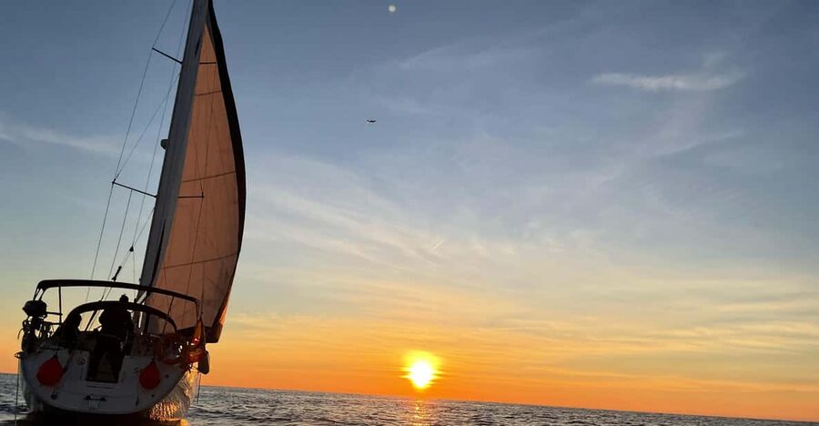 Barcelona Sunset Sailing with Yacht Sashi - Sailing toward Columbus and Port Vell