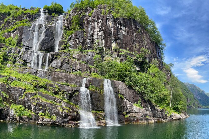Bergen to Hardangerfjord VIP car + private yacht Fjord cruise - From Bergen to Fossen Bratte by private car