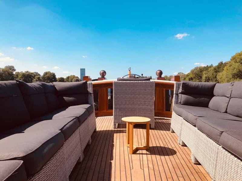 Berlin: Boat Sightseeing Tour on Electric Motor Yacht - Drinks, snacks, and the onboard mood