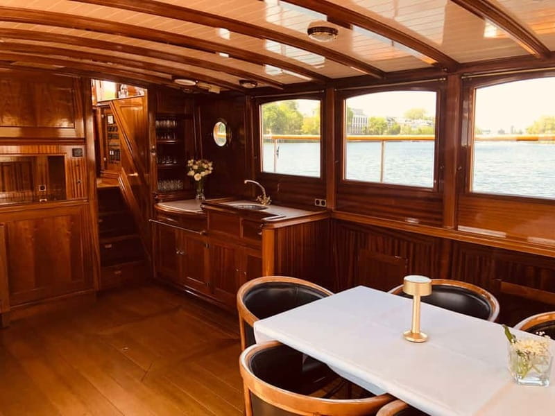 Berlin: Boat Sightseeing Tour on Electric Motor Yacht - Seating, weather, and the best time to go