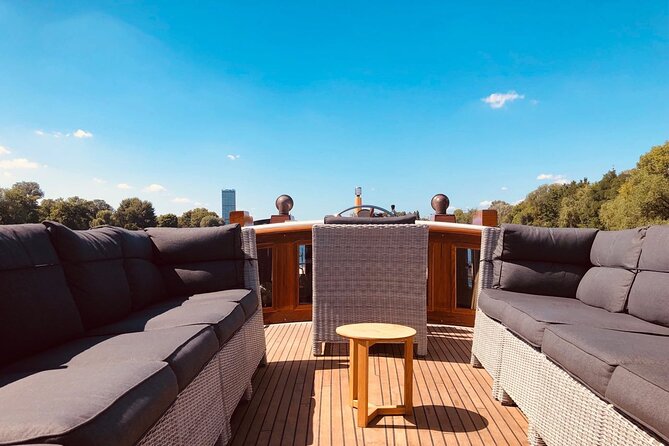 Berlin Boot Sightseeing Tour on Electric Private Yacht - Boarding beside the Berliner Dom