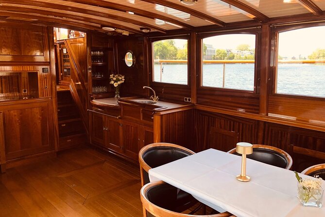Berlin Boot Sightseeing Tour on Electric Private Yacht - Humboldt Forum and the rebuilt Stadtschloss