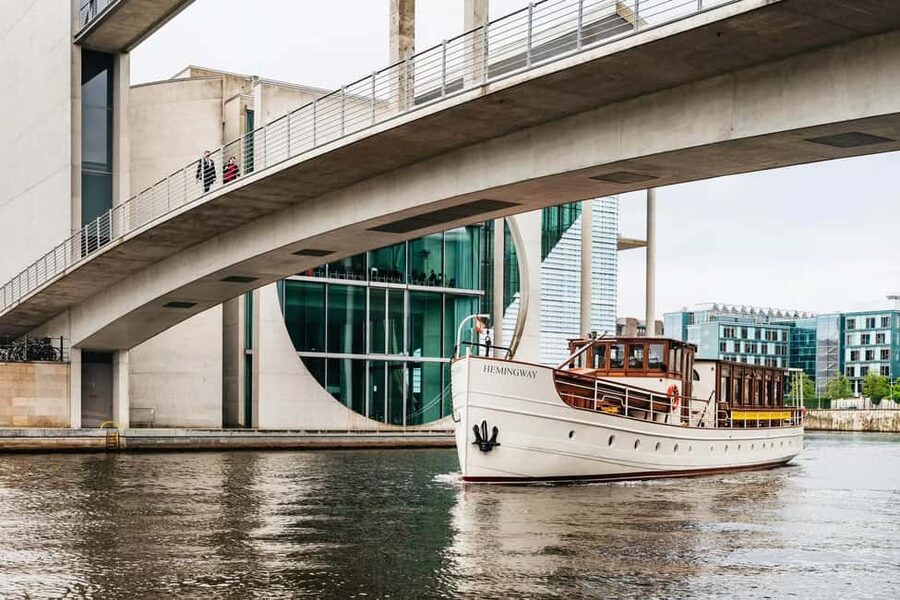Berlin: Evening Yacht Cruise with Aperitif & Dinner Upgrade - Key things to know before booking
