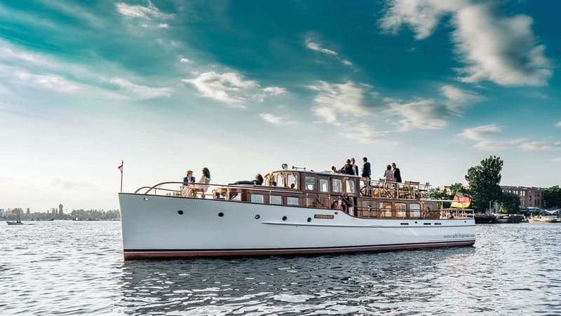 Berlin: Evening Yacht Cruise with Aperitif & Dinner Upgrade - Watching Berlin change as darkness arrives