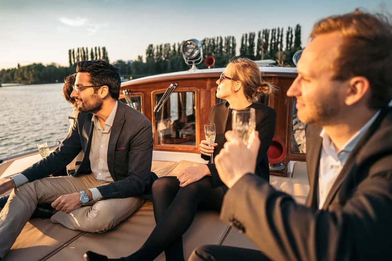 Berlin: Evening Yacht Cruise with Aperitif & Dinner Upgrade - Picking the right seat on the Fitzgerald