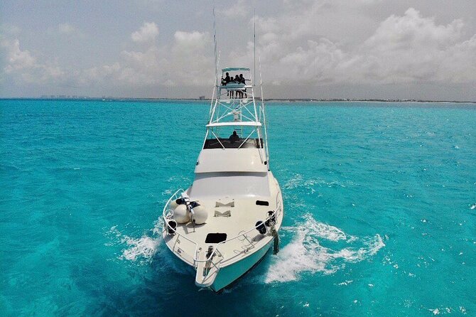 Biggest Luxury Yacht Boat Best in Cancun up to 28 pax - Music, snacks, and the party setup