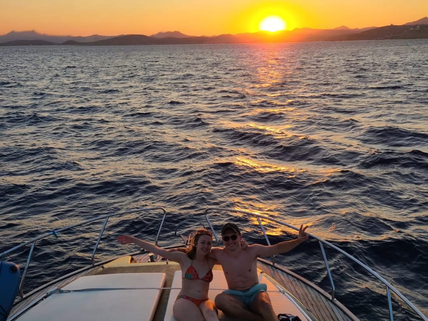 Bodrum: Bodrum Sunset Tour with Jet Black Yacht - Swimming and dinner at Aquarium Bay