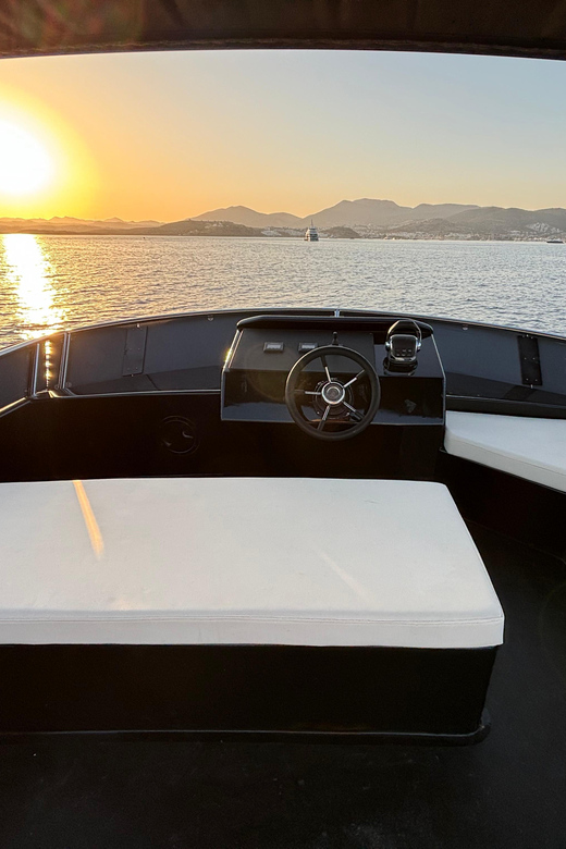 Bodrum: Bodrum Sunset Tour with Jet Black Yacht - What dinner on the yacht includes