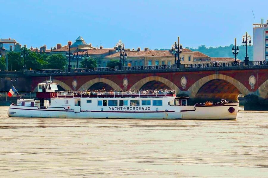 Bordeaux: Garonne River Yacht Cruise with Brunch - What this Garonne cruise actually feels like