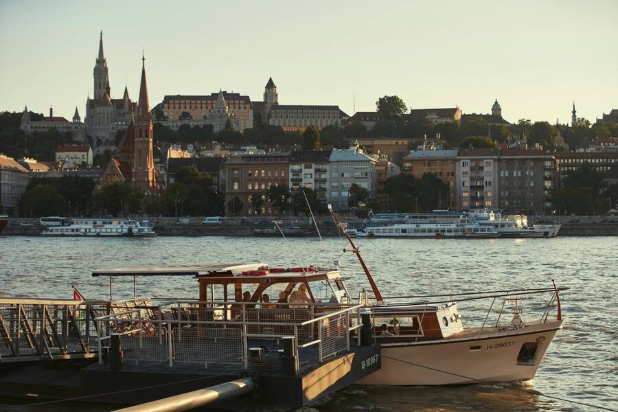 Budapest: Private Danube Yacht Cruise with Welcome Drink - South Past Gellért Hill