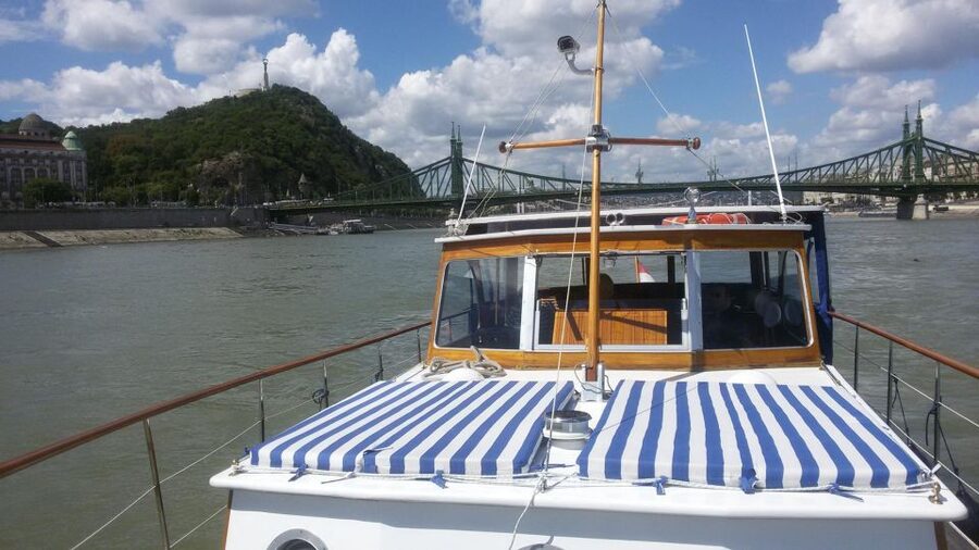 Budapest: Private Danube Yacht Cruise with Welcome Drink - Food, Drinks, and the Welcome Toast