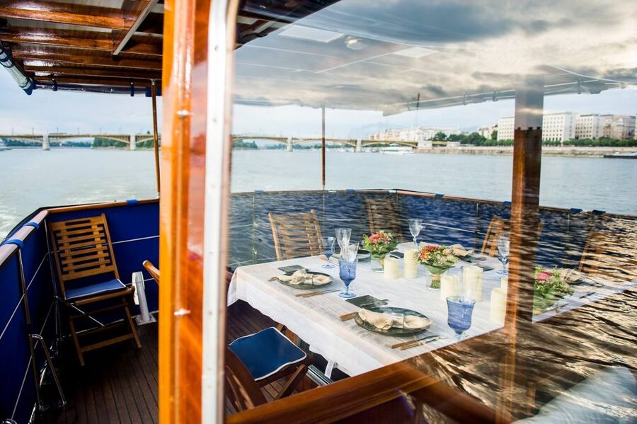 Budapest: Private Danube Yacht Cruise with Welcome Drink - Boarding Beside Erzsébet Bridge