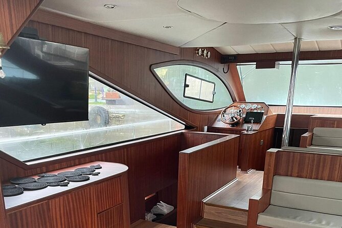 Budget Evening Cruise: Dinner, Live Shows & Party - Key points at a glance