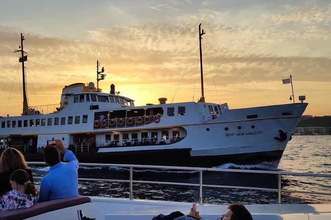 Budget Evening Cruise: Dinner, Live Shows & Party - Dinner, drinks, and what to expect at the table