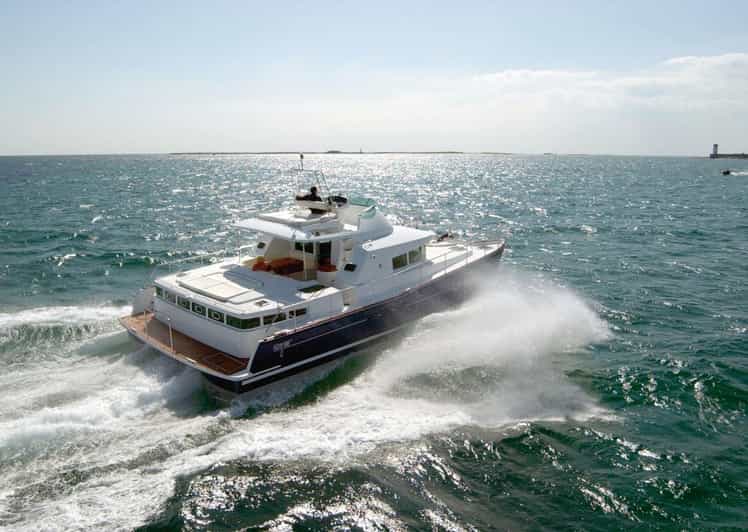 Busan: Group Sightseeing Yacht Cruise with Snacks and Drinks - What the 50-minute onboard experience feels like
