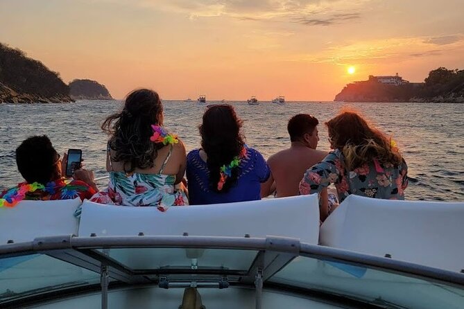 Cabo Arch Sunset Yacht Tour - Dinner & Drinks — Up to 18 Guests - Dinner on deck: ceviche, fajitas, and a limited bar