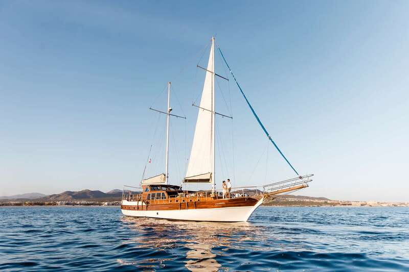 Cabo San Lucas: Sunset Yacht Cruise w/Chef Dinner & Open Bar - Sailing toward Los Arcos and the Sea of Cortez