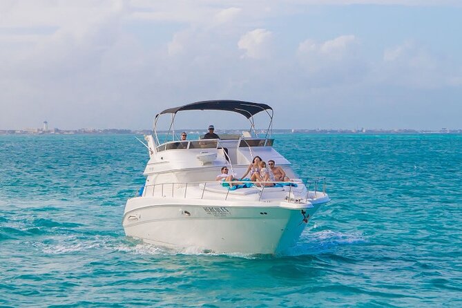 Cancún Yacht Rental SeaRay 46ft 25P13 - Cruising Cancún Bay