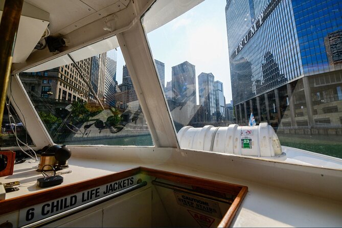 Chicago River Architecture Tour Aboard a Historic Yacht - The Magnificent Mile and Michigan Avenue Bridge