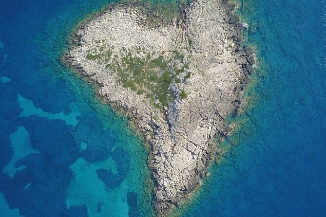 Discover the beauty of the Messinian Inousses Islands on a Yacht - The heart-shaped Kardia island is a quick photo moment