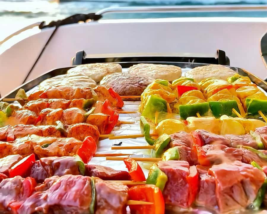 Dubai: 2 hr Private Yacht Cruise & softdrinks + Optional BBQ - Boarding and the first minutes on the yacht