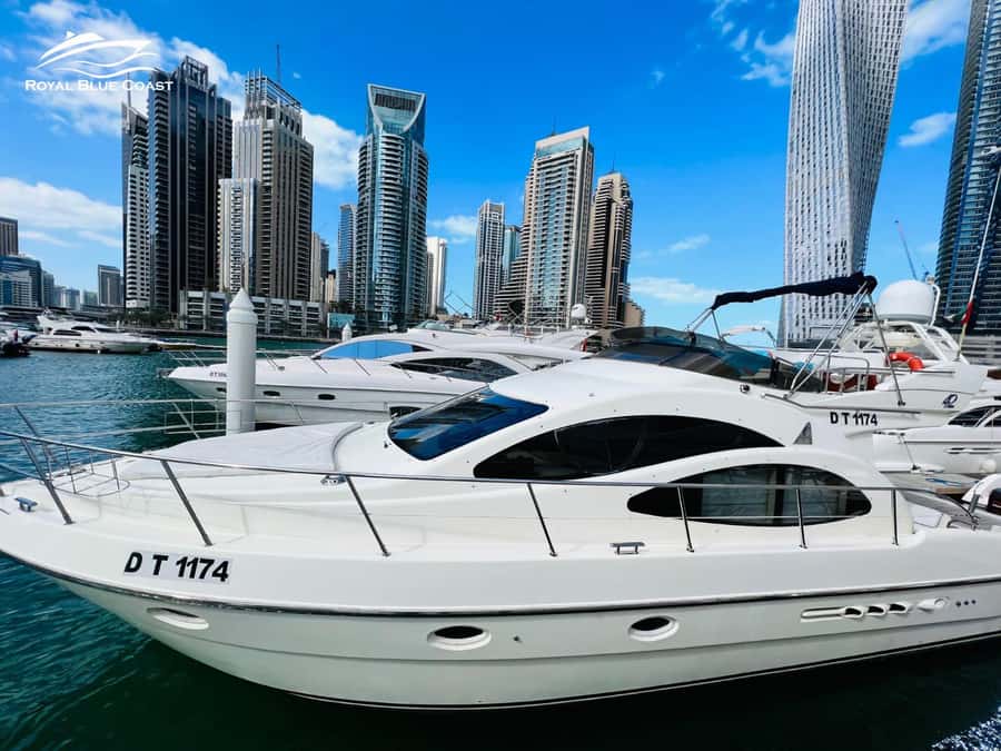 Dubai: Azimut 42 Feet Private Luxury Yacht Cruise - What a private Azimut cruise feels like