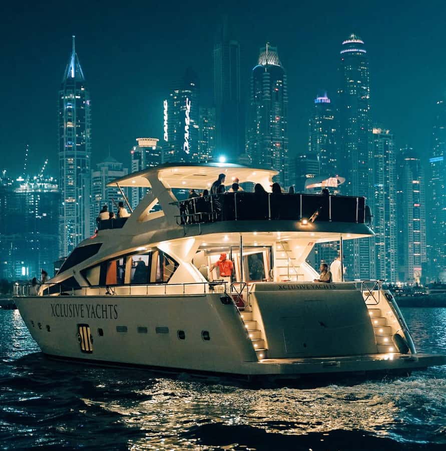 Dubai Harbor: Luxury Yacht Tour with BBQ Options - The one-hour cruise: a compact skyline tour