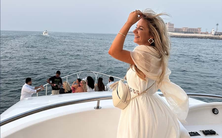 Dubai: Luxury Sunset Yacht Tour with Snacks and Drinks - What the $21 yacht cruise actually offers