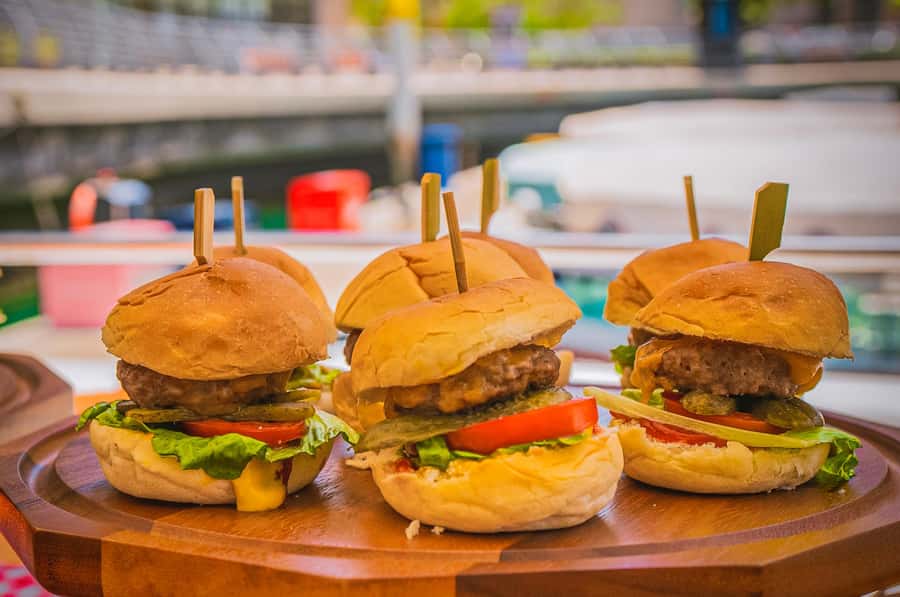Dubai: Marina Sightseeing on Yacht with Breakfast - Why a yacht is a smart way to see Dubai Marina