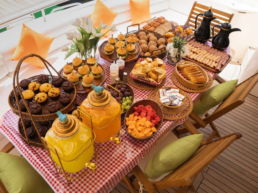 Dubai: Marina Sightseeing on Yacht with Breakfast - The first views of Dubai Marina