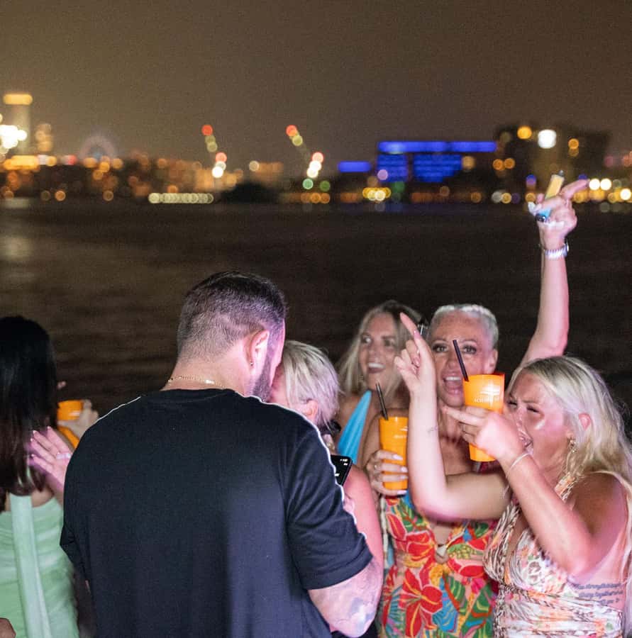 Dubai: Marina Yacht Party with BBQ, Unlimited Drinks and DJ - Unlimited drinks and attentive service