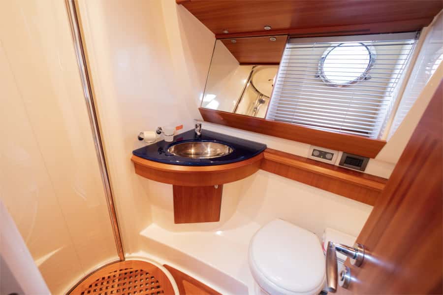 Dubai: Private Luxury Yacht Cruise for up to 20 People - Atlantis, Burj Al Arab, and Dubai Harbour