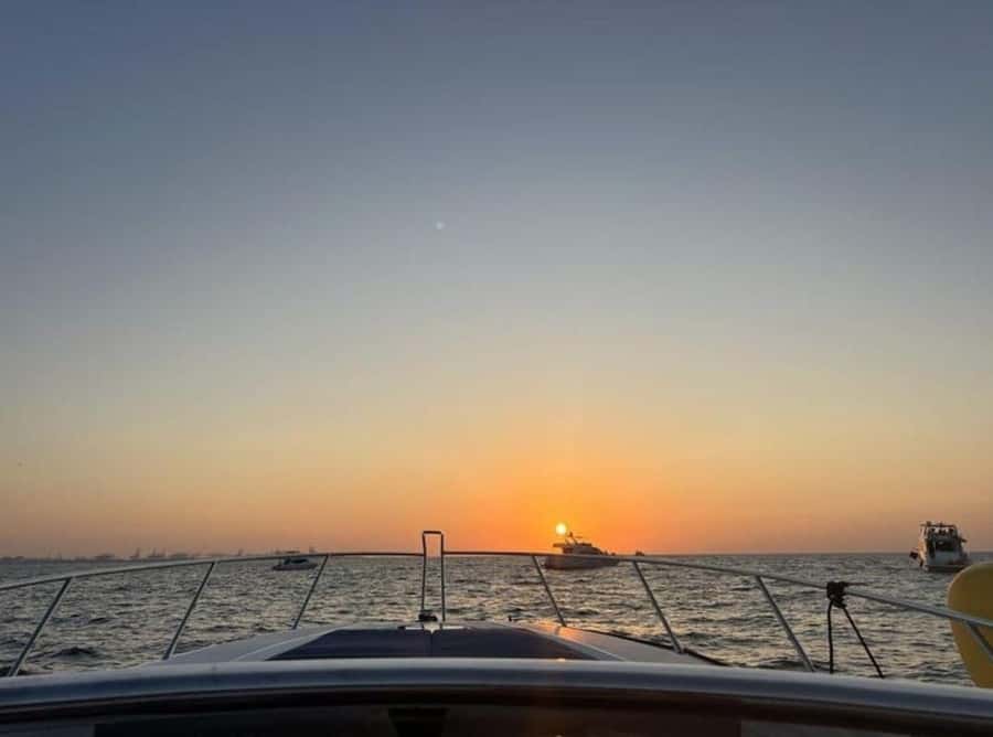 Dubai: Private Sunset Yacht Tour from Dubai Marina - Key points at a glance