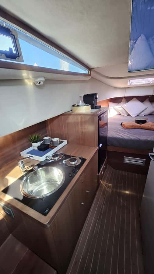 Dubai : Private Yacht Tour with Swimming at Palm Jumeirah - Burj Al Arab from the water