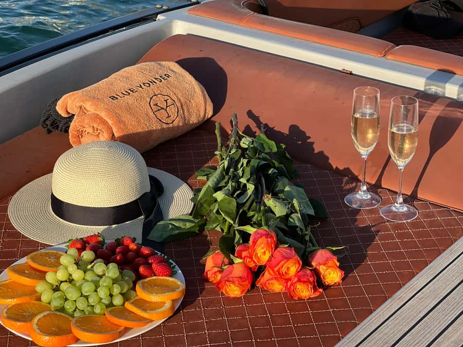 Dubai : Private Yacht Tour with Swimming at Palm Jumeirah - What the $571 group price really means