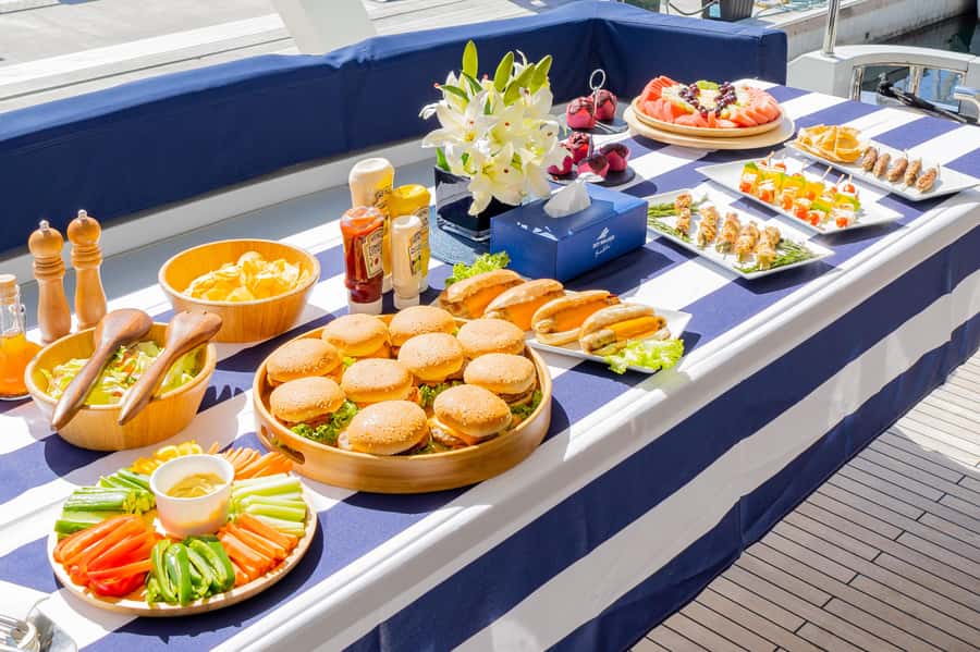 Dubai: The Luxury Yacht Tour with Live BBQ Option - Daylight, sunset, or night sailing?