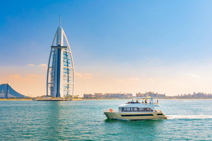 Dubai Waves & Dunes: Luxury Yacht Cruise w/ Red Dunes Safari - What guides add to the experience