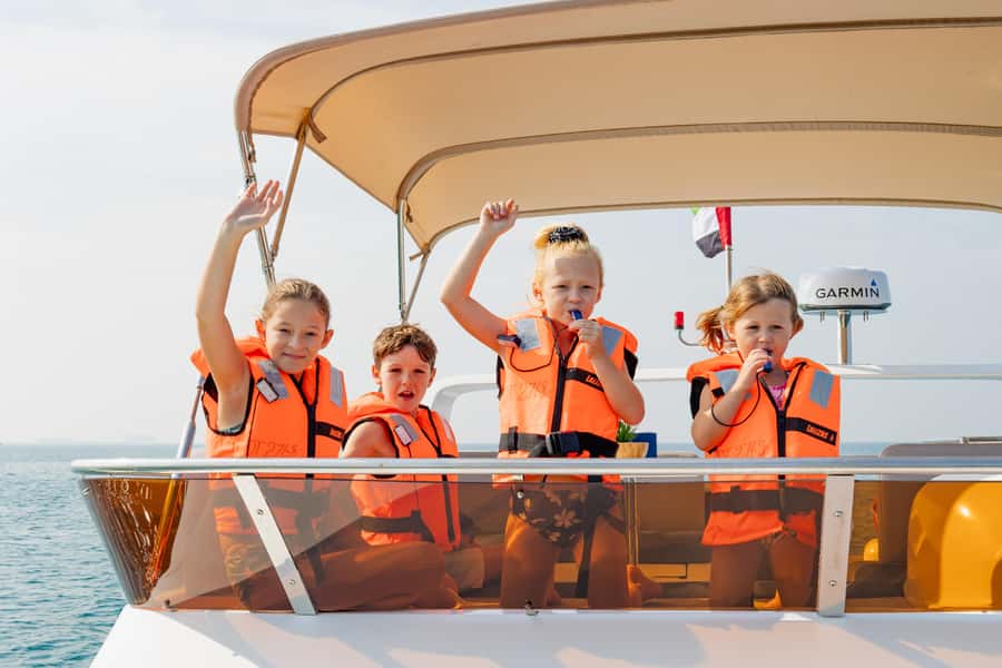 Dubai: Yacht Cruise with Swimming, Snorkeling and BBQ Lunch - The BBQ Lunch and Drinks