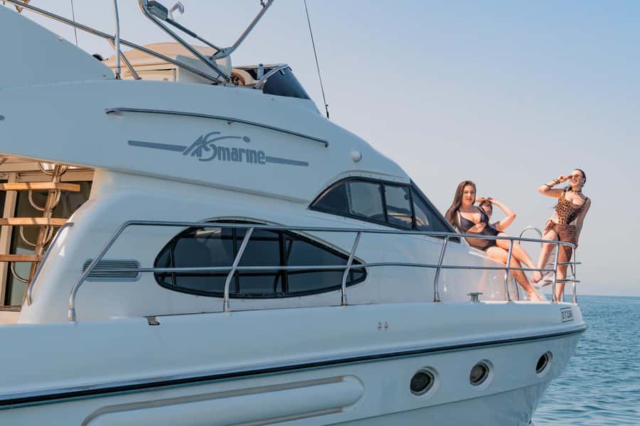 Dubai Yacht Tour - Boat Trip upto 12 guests Private event - What kind of Dubai experience is this?