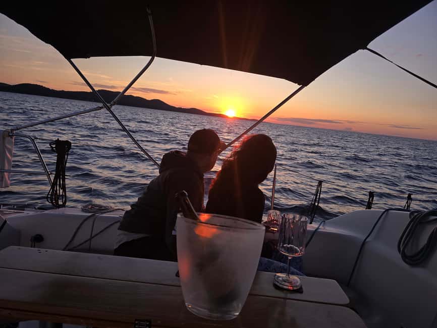 Elegant Sunset cruise under sails,large yacht,full comfort - Champagne, deck space, and the yacht’s practical comforts