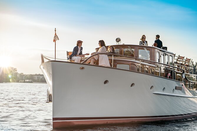 Evening aperitif tour aboard the motor yacht Fitzgerald - Berliner Schloss and the Humboldt Forum from the water